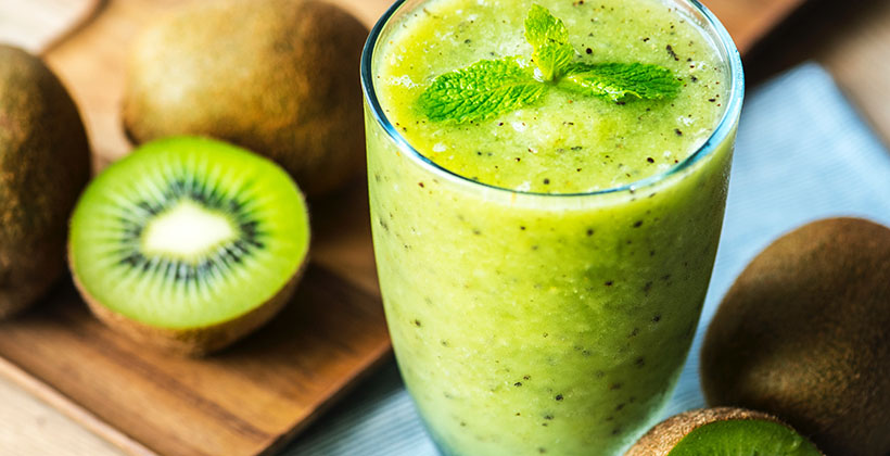 Smoothie exotic din kiwi, banane și spanac